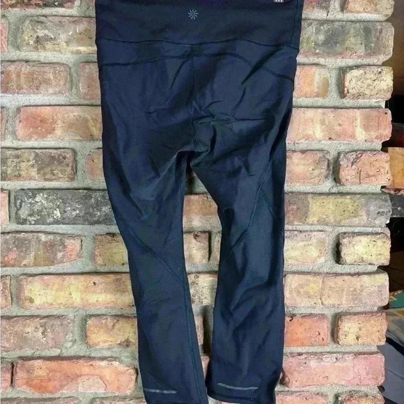 Athleta Relay Capri Women Size Small Black Workout Leggings Crop - Picture 2 of 3